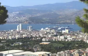 Blick auf die Bucht von Izmir und Hafen