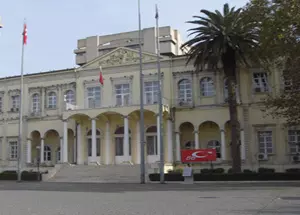 Regierungsgebäude (Hükümet EVI) in der Nähe vom Konakplatz