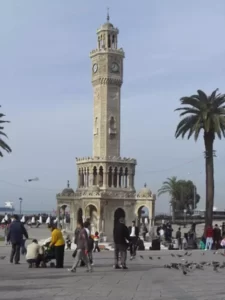 Als Wahrzeichen der Stadt gelten der Uhrturm (Saat Kulesi) auf dem Konak-Platz