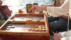 Backgammon spielen direkt in einem Cafe am Meer