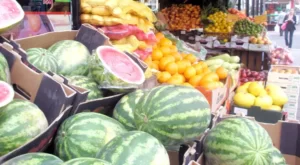 Supermarkt mit leckeren Wassermelonen und frisches Obst - sehr günstig und erfrischend im Sommer