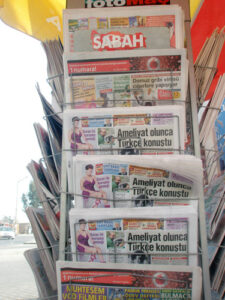 Bunte Zeitungsblätter in Izmir